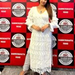 Sanjjanaa Instagram - Wearing a beautiful dress by @riddhi_99design 👗 miss gayatri is the founder of Ridhi design studio, and I love the fluffy sleeves, and this shiny trouser that she put me into that made me just blossom as a chief guest , on the day of the launch of this mind blowing Restaurant #bigbarbeque in bannerghata road . The food was so yummy and guess what they serve 180 dishes in there buffet … launching the fifth branch of @thebigbarbeque with @bangalorefood_hunt , Mr sandy founder of @thedigixperts was so much fun . Karnataka, Bangalore