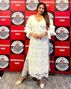 Sanjjanaa Instagram - Wearing a beautiful dress by @riddhi_99design 👗 miss gayatri is the founder of Ridhi design studio, and I love the fluffy sleeves, and this shiny trouser that she put me into that made me just blossom as a chief guest , on the day of the launch of this mind blowing Restaurant #bigbarbeque in bannerghata road . The food was so yummy and guess what they serve 180 dishes in there buffet … launching the fifth branch of @thebigbarbeque with @bangalorefood_hunt , Mr sandy founder of @thedigixperts was so much fun . Karnataka, Bangalore