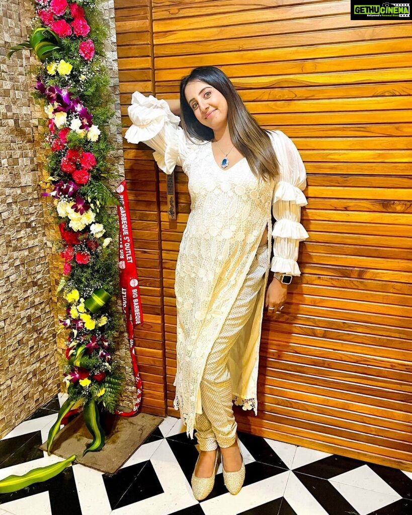 Sanjjanaa Instagram - Wearing a beautiful dress by @riddhi_99design 👗 miss gayatri is the founder of Ridhi design studio, and I love the fluffy sleeves, and this shiny trouser that she put me into that made me just blossom as a chief guest , on the day of the launch of this mind blowing Restaurant #bigbarbeque in bannerghata road . The food was so yummy and guess what they serve 180 dishes in there buffet … launching the fifth branch of @thebigbarbeque with @bangalorefood_hunt , Mr sandy founder of @thedigixperts was so much fun . Karnataka, Bangalore