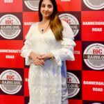Sanjjanaa Instagram - Wearing a beautiful dress by @riddhi_99design 👗 miss gayatri is the founder of Ridhi design studio, and I love the fluffy sleeves, and this shiny trouser that she put me into that made me just blossom as a chief guest , on the day of the launch of this mind blowing Restaurant #bigbarbeque in bannerghata road . The food was so yummy and guess what they serve 180 dishes in there buffet … launching the fifth branch of @thebigbarbeque with @bangalorefood_hunt , Mr sandy founder of @thedigixperts was so much fun . Karnataka, Bangalore