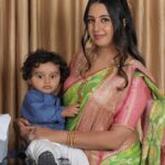 Sanjjanaa Instagram - It was such a proud and special moment for me to be shooting for @voltasbeko washing with my family … machine by #tata brand , thank you to all the people who have sent me applause on all my platforms as this ad has gone live everywhere featuring me my husband dr.azeez pasha & my baby @princealarik - thank you for all the love. You have showered on us. @sanjjanaagalrani Beautiful saree @iyra_designstudio Hair @hair_artist_ramyagowda Make up @divyamakeupartistofficial Karnataka, Bangalore