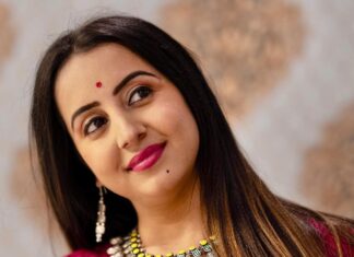 Sanjjanaa Instagram - As feminine and beautiful as this simple dresses Lucknowi dresses are from @ruslaansiddiqui , it’s as comfortable as that … Skin care partner @official_dermacol_india , 💄 @ss_makeover_by_suha , @jewelerybysusmitha . 📷 @iamsaadkhan Karnataka, Bangalore