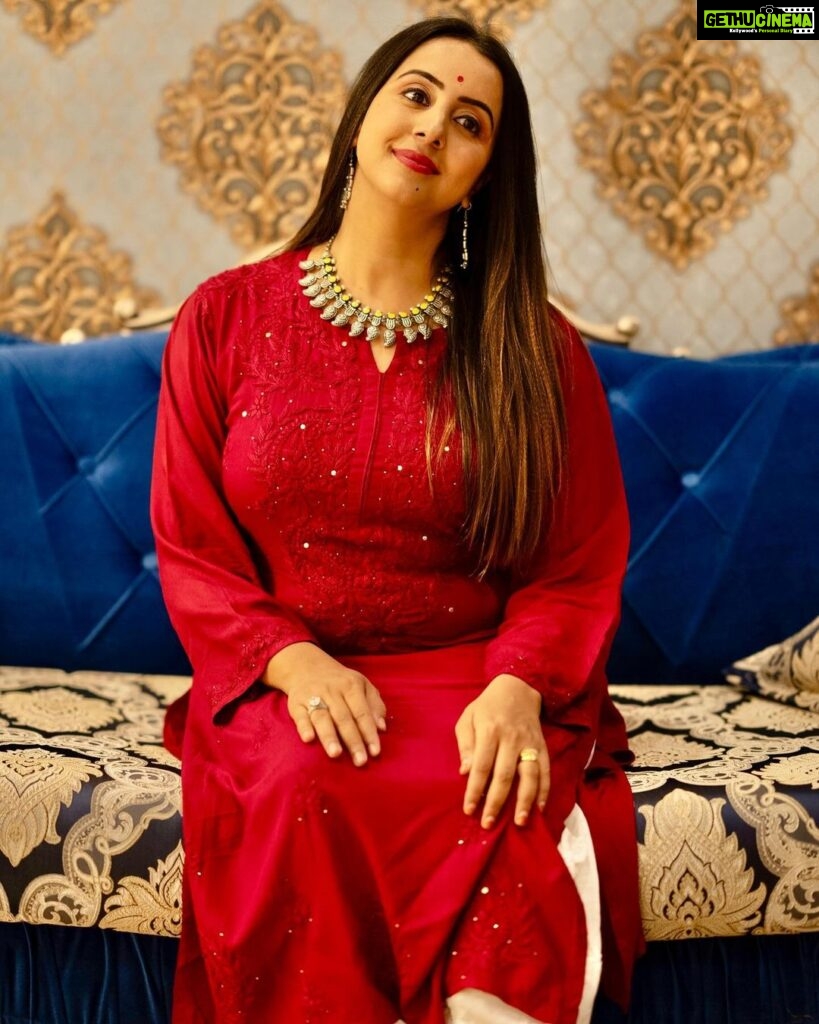 Sanjjanaa Instagram - As feminine and beautiful as this simple dresses Lucknowi dresses are from @ruslaansiddiqui , it’s as comfortable as that … Skin care partner @official_dermacol_india , 💄 @ss_makeover_by_suha , @jewelerybysusmitha . 📷 @iamsaadkhan Karnataka, Bangalore
