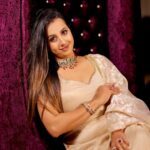 Sanjjanaa Instagram - Beauty is when it’s really Royal. Do you agree with me friends like my photographs ??? Shot by Santosh from @equinoxestillmediaa , team @concepts_equinoxe , @makeupbyvinutha is a Makeup educator who made me glow so beautifully … my dress is designed by Gayatri of @riddhi_99design ❤️ Jewellry by @jewelerybysusmitha . it takes the effort of an entire team to get some really beautiful photos and here we are ❤️❤️❤️ Karnataka, Bangalore