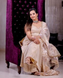 Sanjjanaa Instagram - Beauty is when it’s really Royal. Do you agree with me friends like my  photographs ??? Shot by Santosh from @equinoxestillmediaa , team @concepts_equinoxe , 
@makeupbyvinutha is a Makeup educator who made me glow so beautifully … my dress is designed by Gayatri of @riddhi_99design ❤️ Jewellry by @jewelerybysusmitha . 

it takes the effort of an entire team to get some really beautiful photos and here we are ❤️❤️❤️