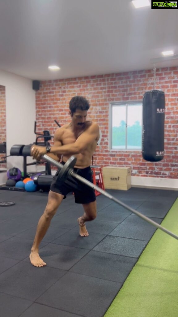 Santhosh Prathap Instagram - “Become what you want.. Stay grounded and share your wisdom..” @creed_chennai 🏋🏻‍♂️ #love #life #oneness #gratitude #grateful #peace