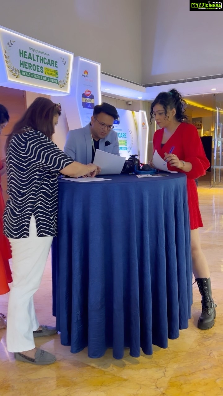 Sapna Vyas Instagram - … sabse bada fayda is shoot ka ye tha ki… had a fab cup of tea 😜. BTS from an ad of a tea brand. BTS ke champs: @indianmusicology @safayasiddharth thanks for the videos @tedxgcet did you notice the notebook? and ya the fab song by @jassie.gill adds beauty to my reel. The Lalit New Delhi