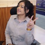 Sapna Vyas Instagram - …. Here’s the bts from Delhi work dairies… we work hard but never fail to have fun during the shoot.. cheers to the team @onlymyhealth @jagrannewmedia.jnm Our beautiful & perfectionist director 😬: @namya5 Voice behind the cam: @alankrit.dwivedi dude you could have shown your face too Desk courtesy 😂: @safayasiddharth Id approval courtesy 🤪: @indianmusicology World Trade Tower Noida