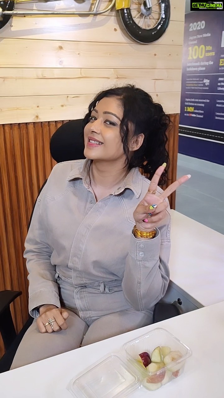 Sapna Vyas Instagram - …. Here’s the bts from Delhi work dairies… we work hard but never fail to have fun during the shoot.. cheers to the team @onlymyhealth @jagrannewmedia.jnm Our beautiful & perfectionist director 😬: @namya5 Voice behind the cam: @alankrit.dwivedi dude you could have shown your face too Desk courtesy 😂: @safayasiddharth Id approval courtesy 🤪: @indianmusicology World Trade Tower Noida