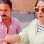 Sapna Vyas Instagram - #SapTales.… laughing in pain 😎😂 Do visit Amer town…. It’s a must visit place. What a history what a vibe… The magnificent Amer Fort is an extensive palace complex … and some unique… unbelievable construction… Guide: @mr.shekhawat_09 … yeh aapko information dete waqt quiz bhi karenge… so listen to him very carefully if you don’t want to fail 😝