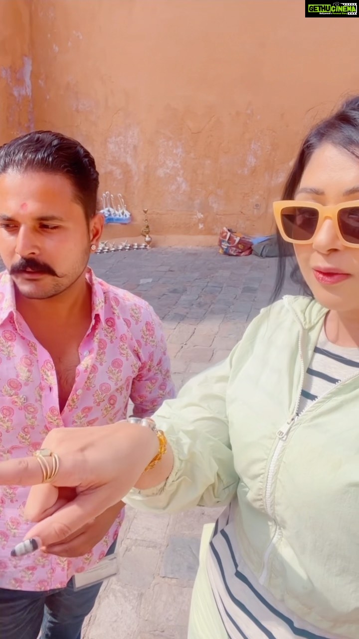 Sapna Vyas Instagram - #SapTales.… laughing in pain 😎😂 Do visit Amer town…. It’s a must visit place. What a history what a vibe… The magnificent Amer Fort is an extensive palace complex … and some unique… unbelievable construction… Guide: @mr.shekhawat_09 … yeh aapko information dete waqt quiz bhi karenge… so listen to him very carefully if you don’t want to fail 😝