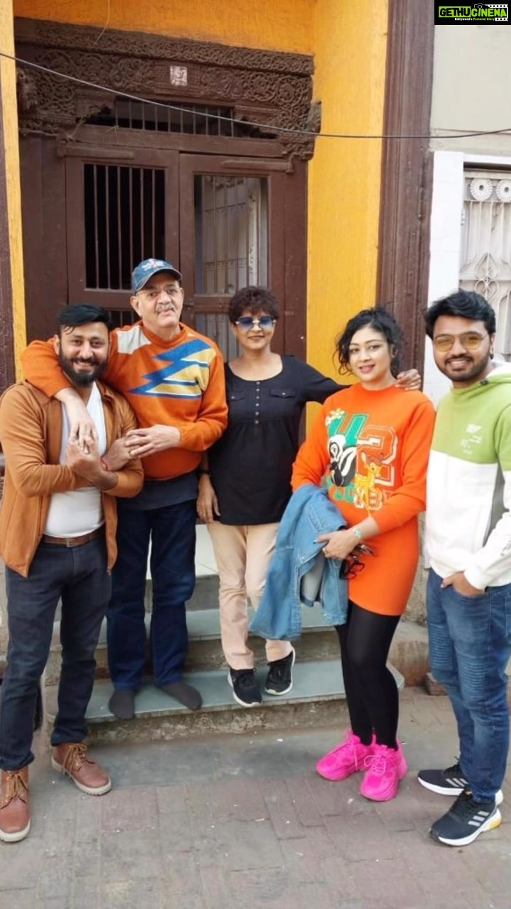 Sapna Vyas Instagram - … come visit “Dhal ni Pol” with me. Dhal ni Pol means a ‘settlement on a slope’. It is the second-largest Pol of Ahmedabad. The Tirupati Balaji Temple and Rani Sipri Mosque even share a wall. The residents feel a true sense of community. During the police firing in Navnirman Andolan, an innocent sparrow was killed, for which the people of the Pol held a funeral ceremony; they then built a shrine for the sparrow. The sparrow is not referred to as dead but as a martyr. And there are so many other highlights of this beautiful place… but let me highlight the wonderful people I met here ft @barotrudra7777 @malayparikh1972 @umangacharya Big shoutout to my friend, actor and guide for this heritage walk @aakashzalaofficial. Thanks for investing your time. 📸- @themaulikchauhan & worlds best apun khud #dhalnipol #dhalnipole #ahmedabad #amdavad #ahmedabadpol #amdavadpol #uttarayan2023 #uttrayan Dhal Ni Pole