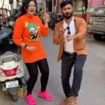 Sapna Vyas Instagram - Impromptu street dance with @aakashzalaofficial, a friend and an awesome actor. #DhalniPol 📸 - @themaulikchauhan