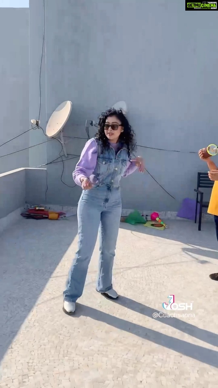 Sapna Vyas Instagram - Flying kites with @gujaratfirst @hemangdave1983 @kimkira112 @vickythakor91 #moviepromotion Gujarati Movie: 20 Hours Director & Writer: @hemin_hht143 Producer: @harshil_kumar2702 @tanishka.studios Actors: @themaulikchauhan @coachsapna