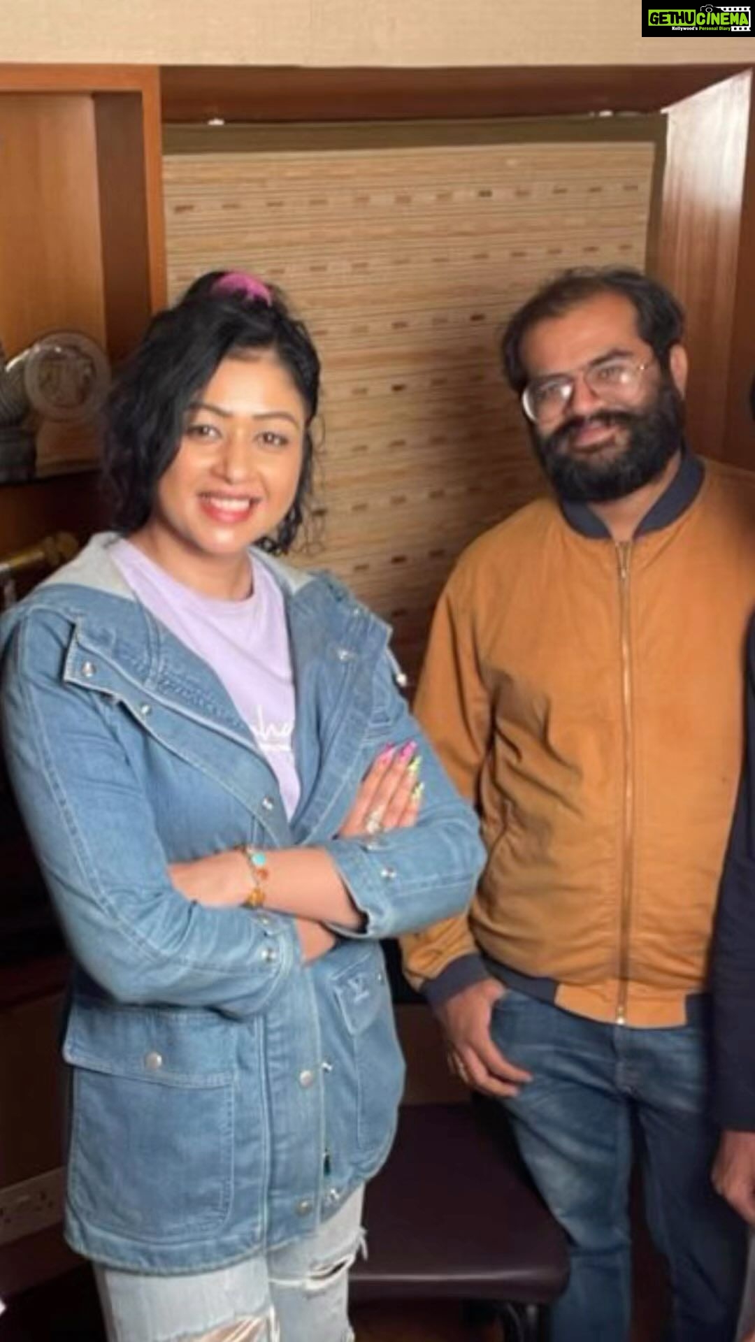 Sapna Vyas Instagram - BTS β¦ dubbing diaries π€ ποΈ Gujarati Movie: 20 Hours Director & Writer: @hemin_hht143 Producer: @harshil_kumar2702 @tanishka.studios Actors: @themaulikchauhan @coachsapna @vijay.musica @abhishektanna_12 @ninemediacenter @vishal_thelife @thedidani @dhruviladodaria @hdm__tech @studiomusica_