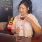 Sapna Vyas Instagram – Mein Chai me aata houn daaru mein nai 😝 
मैं दिल में आता हूं, समझ में नहीं 😬😂

Location – @caffix.thetechcafe
