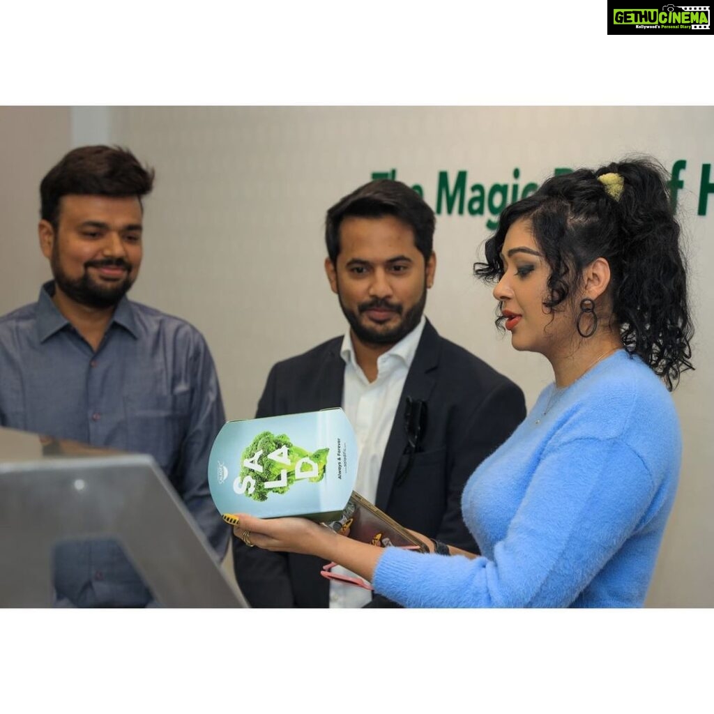 Sapna Vyas Instagram - It was a pleasure attending the inauguration of @saladific Ahmedabad Thanks for having me as a Chief Guest and I wish @saladific, @shivam_soni91, @mayank.911 & @dharmarajsinh09_zala immense success. It's time for Amdavad to switch to a healthy diet with Saladific. Address: GF-3, Harmony Icon, Zydus Hospital Road, Thaltej, Ahmedabad. (m) +91 70169 16223 #coachsapna #saladific #saladificahmedabad #healthyfood #healthylifestyle #healthyeating #freshfood #healthybowl #newplacealert