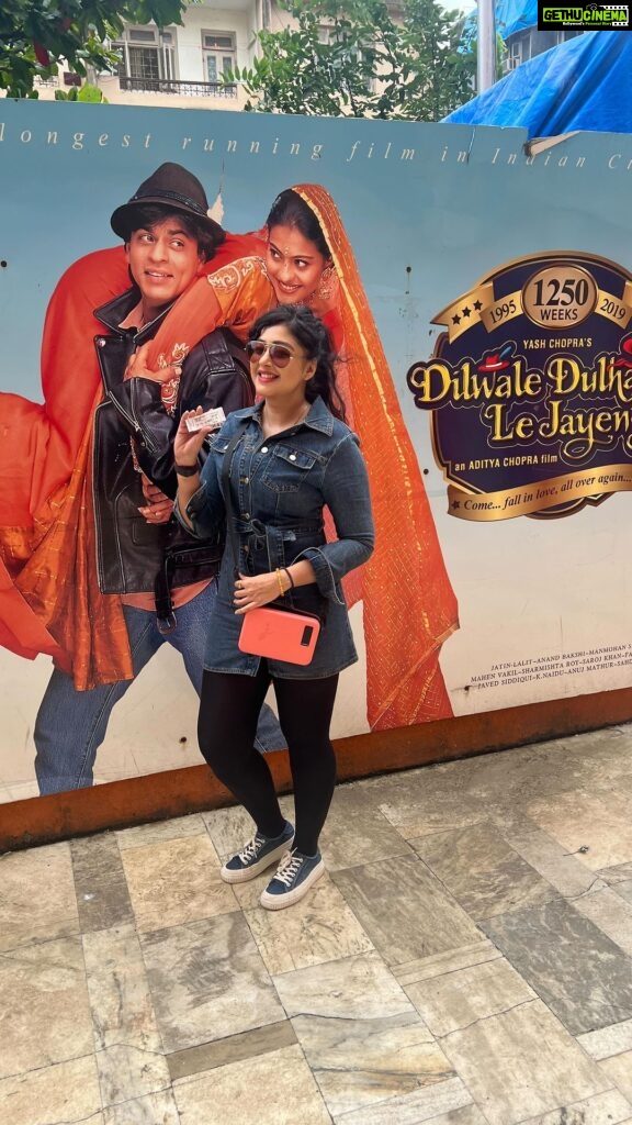 Sapna Vyas Instagram - ….had an amazing time at Maratha Mandir Theatre, a classic single-screen gem that’s beautifully maintained and oh-so-charming. Watching this iconic masterpiece on the big screen at Maratha Mandir was a dream come true. The movie that stole our hearts decades ago continues to weave its magic, and there’s something truly special about sharing those moments with an audience that’s equally enthralled. Balcony Ticket - ₹ 40 Popcorns- ₹ 30 Water Bottle- ₹ 20 Cleanliness - 100 marks Movie - Palaaat … ke baar baar dekhoge #ddlj #dilwaledulhanialejayenge #marathamandir Martha Mandir Mumbai Central