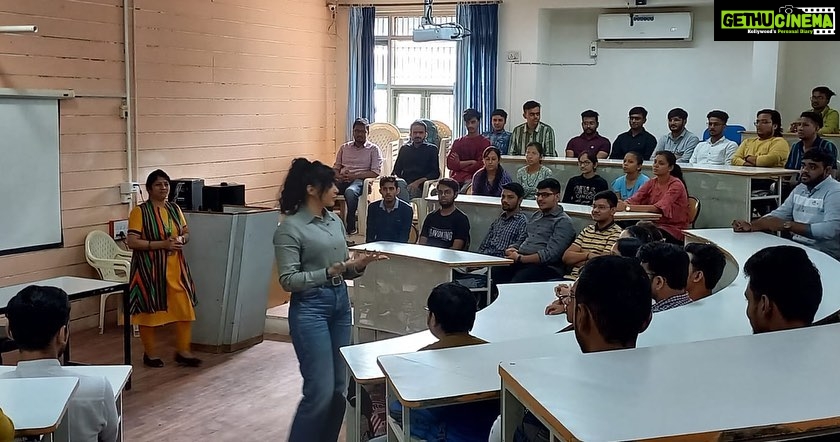 Sapna Vyas Instagram - A sneak peak of my lecture at S. K. Patel institute of Management & Computer Studies. Had a wonderful interactive session with the fresh bunch of MBA students. Love Teaching ππ Thank you @profbhavin @parnikajha ππ»βΊοΈ SK Patel Institute Of Management and Computer Studies