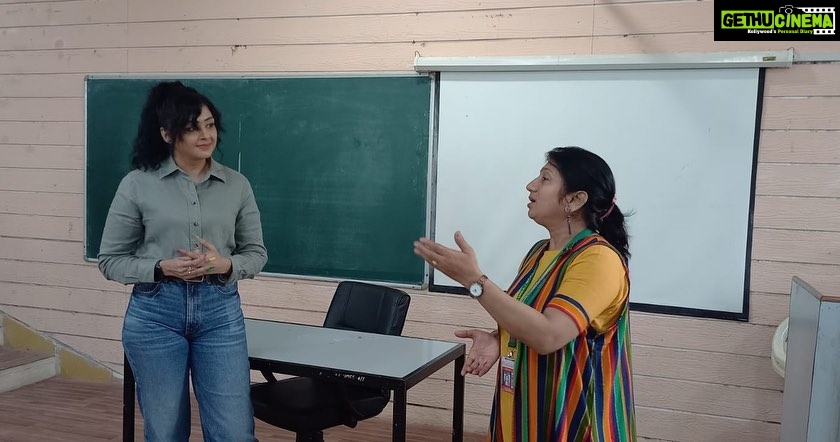 Sapna Vyas Instagram - A sneak peak of my lecture at S. K. Patel institute of Management & Computer Studies. Had a wonderful interactive session with the fresh bunch of MBA students. Love Teaching ππ Thank you @profbhavin @parnikajha ππ»βΊοΈ SK Patel Institute Of Management and Computer Studies