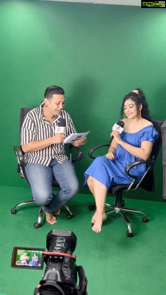 Sapna Vyas Instagram - Behind the scenes of an interview @radioonefm95 with the super talented Rj @rjrockyboy Thanks 📸 @rj_yuvraaj @rj_nishit #Divya