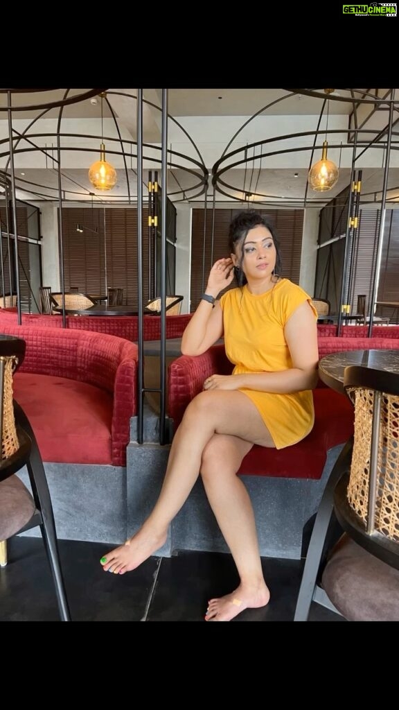Sapna Vyas Instagram - Hope my yellow dress brightens your day. 😎 @savvyswaraajsportsclub . . . . . . . . . #yellowdress #indianinfluencer #bandaid #bruisedfeet #ahmedabadinfluencer #happymorning Savvy Swaraaj Sports Club