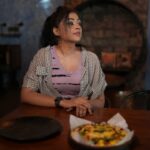 Sapna Vyas Instagram - What’s your Sunday ki story? . . . . . . . . . . #cafe #ahmedabadinfluencer #ahmedabadfood #ahmedabadcafe #indianinfluencer #pizza #purpledress #coffeeshopahmedabad #checkerdshirt #denimskirt #sportshoesindia