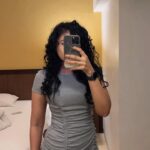 Sapna Vyas Instagram - I want to be like girl in the mirror ❤️📸 . . . . . . . . . #mirrorselfie #mirror #selfie #greydress #bodycondress #curlyhair #redlips #barefeetgirl #hotel #hotelroom #glowinthedark #indianinfluencer #fitnessinfluencer #travel #kerala #keralatourism #exhibit #exhibitmagazine #exhibitawards #influencex22