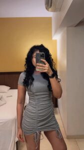 Sapna Vyas Instagram - I want to be like girl in the mirror ❤️📸 . . . . . . . . . #mirrorselfie #mirror #selfie #greydress #bodycondress #curlyhair #redlips #barefeetgirl #hotel #hotelroom #glowinthedark #indianinfluencer #fitnessinfluencer #travel #kerala #keralatourism #exhibit #exhibitmagazine #exhibitawards #influencex22