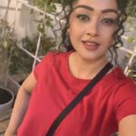 Sapna Vyas Instagram - Red is my fav color…. What’s yours? . . . . . . . . . . #indianinfluencer #blogger #fitnessinfluencer #redtshirt #denim #bluejeans #blackbag #plants #outdoors #favcolor #favouritecolour #summer