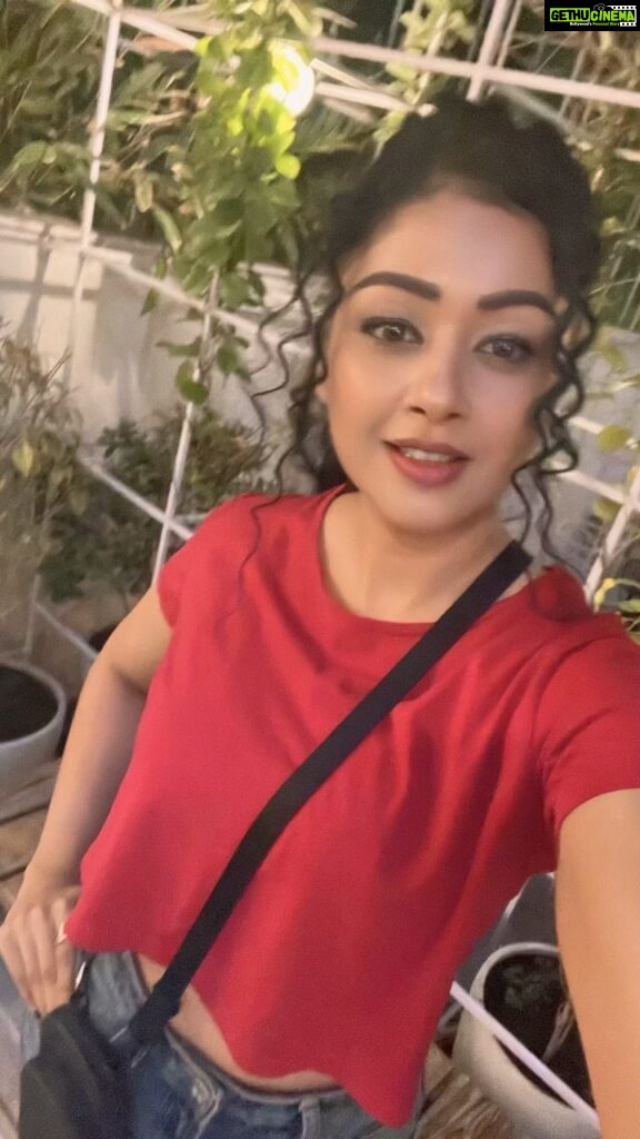 Sapna Vyas Instagram - Red is my fav color…. What’s yours? . . . . . . . . . . #indianinfluencer #blogger #fitnessinfluencer #redtshirt #denim #bluejeans #blackbag #plants #outdoors #favcolor #favouritecolour #summer