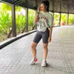 Sapna Vyas Instagram - One of the reasons I go to the gym… so I can click pics 📸🤪😂 . . . . . . . . . . #fitnessinfluencer #shorts #boxytshirt #pinkgoggles #pinkshades #whiteshoes #postworkout #gymlife #gymlifestyle #posingafterworkout