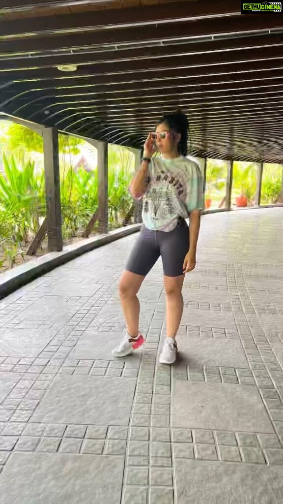 Sapna Vyas Instagram - One of the reasons I go to the gym… so I can click pics 📸🤪😂 . . . . . . . . . . #fitnessinfluencer #shorts #boxytshirt #pinkgoggles #pinkshades #whiteshoes #postworkout #gymlife #gymlifestyle #posingafterworkout