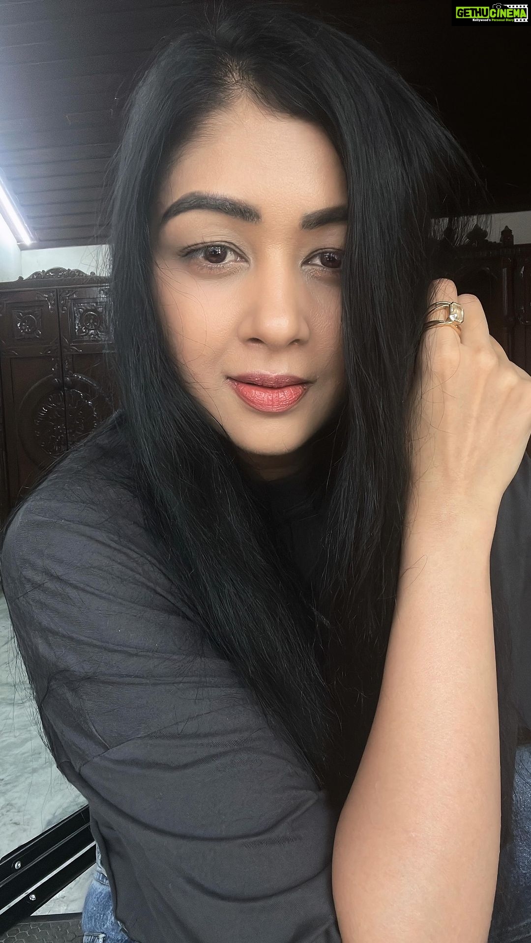 Sapna Vyas Instagram - आलसी होना बंद करो 💪🏼 Stop being lazy. Share if you found it useful & Save to watch later ❤️ . . . . . . . . . . #FitnesswithCoachSapna #AskCoachSapna #FitnessTips #Hinglish #HealthTips #selfcare #staircase #stairs #wooden #sunlight #blacktshirt #blackshorts #openhair #selfimprovement #motivation #inspiration