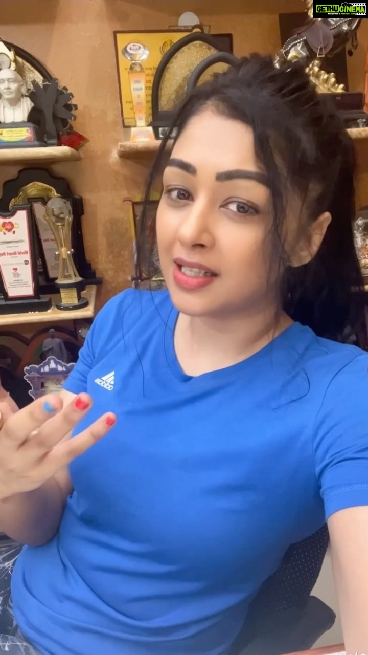 Sapna Vyas Instagram - आपको प्रेरणा पर भरोसा क्यों नहीं करना चाहिए | 💪🏼 Why you shouldn’t rely on motivation ! 😝 Disclaimer: यह वीडियो किसी भी “प्रेरणा” नाम की महिला की भावनाओं को ठेस पहुंचाने के लिए नहीं है. #RelyonPrerna Share if you found it useful & Save to watch later ❤️ . . . . . . . . . . . . . . #fitnesstips #dailyfitnesstips #fitnessmotivation #bluetshirt #sportswear #office #consultation #hindi #hinglish #dailymotivation #fitnessreels #askcoachsapna #fitnesswithcoachsapna