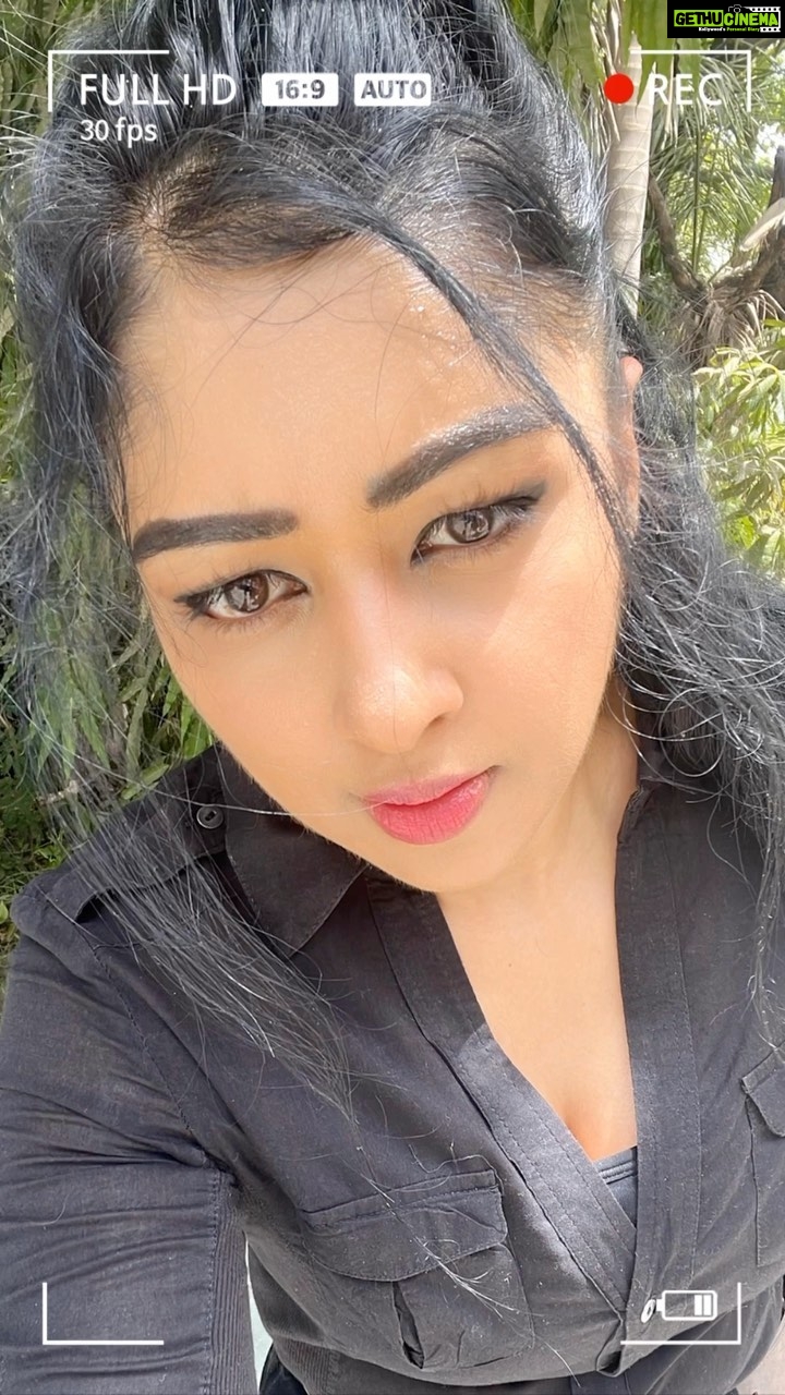 Sapna Vyas Instagram - Black is my happy colour 🖤. #ootd . . . . . . . . . . #jeansshirt #blackshirt #blackjeans #blackclothes #blackootd #workwear #thursdaymotivation