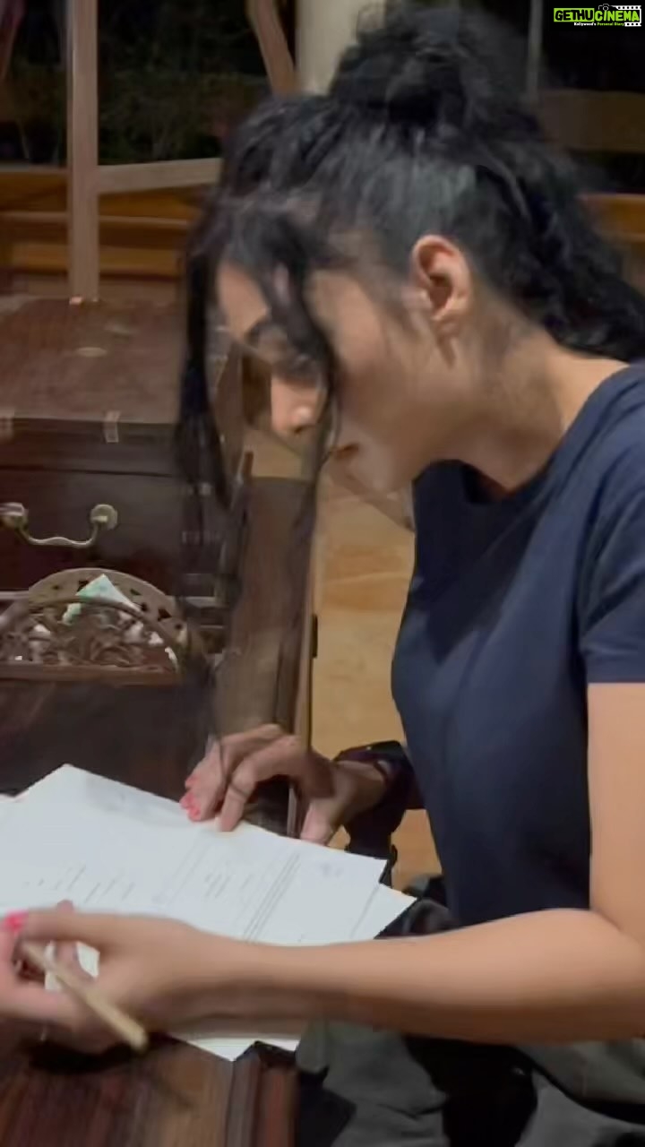 Sapna Vyas Instagram - π if you are left handed ! #HandsUp Btw when left-handed people write, they get ink on their hand. I was wondering if the same applies to right-handed peeps too! While I was checking in @nattikabeachayurvedaresort The Nattika Beach Ayurveda Resort