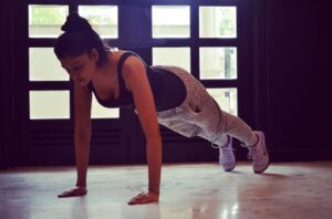 Sapna Vyas Instagram - How many pushups can you do in a row?

Harvard Scientists say that your risk of heart attack is over 30 times less if you are able to do 40 or more pushups in a row. 

According to Harvard's School of Public Health, men who could get through 40 or more push-ups had 96 percent less risk of heart problems in the next 10 years than those who quit at 10 or fewer.

So how many consecutive pushups can you do in a row? 

If you can do 40 or more -- which is really hard -- great! 
If you can only do 10 or fewer, you need to get to work, buddy.