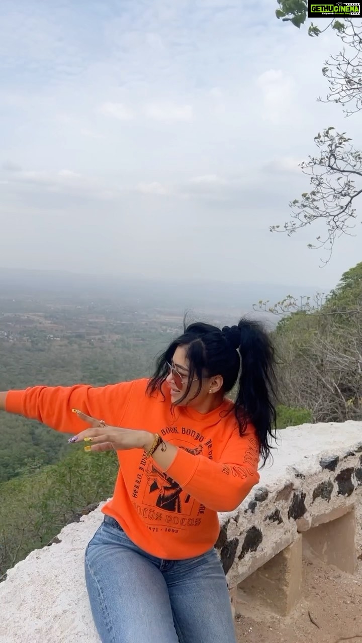 Sapna Vyas Instagram - Vibing with the mountains🌟💕 Pavagadh Hill Station