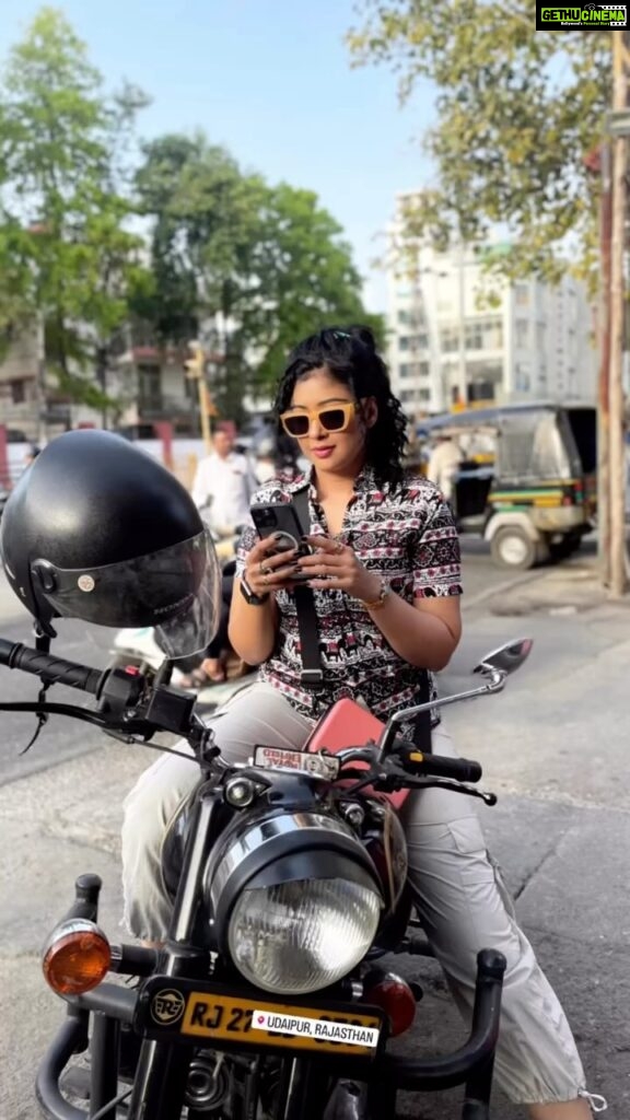 Sapna Vyas Instagram - सुन पागल दिल में प्यार होना चाहिए धक् – धक् तो रॉयल एनफील्ड भी करता है।