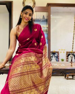 Sapthami Gowda Instagram - ಭಲೇ ಭಲೇ ಚೆಂದದ ಚೆಂದುಳ್ಳಿ ಹೆಣ್ಣು ನೀನು
ಮಿಂಚು ಕೂಡ ನಾಚುವ ಮಿಂಚಿನ ಬಳ್ಳಿ ನೀನು 🌺🧿
Saree - Gift from @krg_connects 🫶🏻🥹
Blouse @kalasthreebytejaswinikranthi @tejukranthi 

🧿🧿