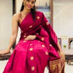 Sapthami Gowda Instagram - ಭಲೇ ಭಲೇ ಚೆಂದದ ಚೆಂದುಳ್ಳಿ ಹೆಣ್ಣು ನೀನು ಮಿಂಚು ಕೂಡ ನಾಚುವ ಮಿಂಚಿನ ಬಳ್ಳಿ ನೀನು 🌺🧿 Saree - Gift from @krg_connects 🫶🏻🥹 Blouse @kalasthreebytejaswinikranthi @tejukranthi 🧿🧿