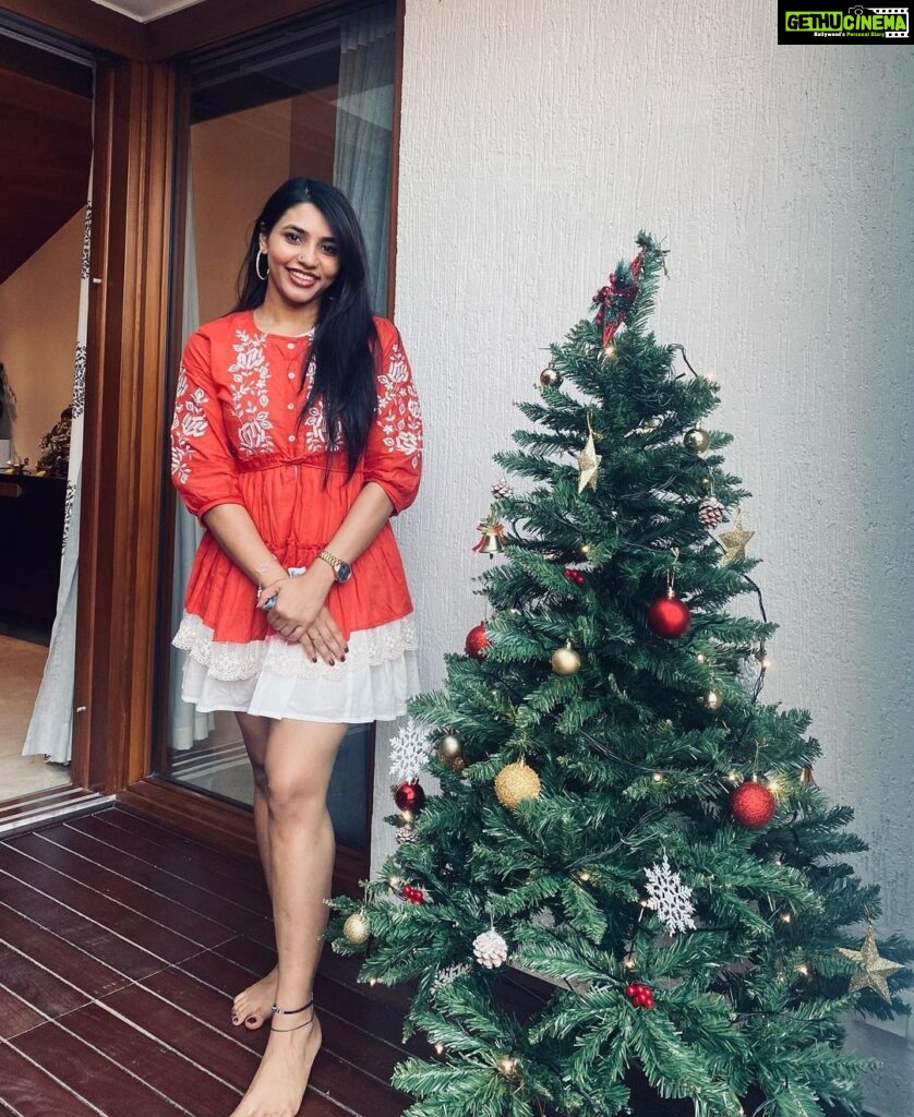 Sapthami Gowda Instagram - Merry Christmas 🎄🎁 Tree courtesy : @kruthika.mohan and @rbalaram10 PC @meghanaravikumar3 🧿