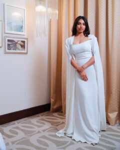 Sapthami Gowda Instagram - ಲೀಲಾ 🤍

Thank you for making the exact outfit that I wanted - plain, simple, elegant and white just like my character in Kantara ❤️
It felt sooo nice wearing your brand on the red carpet after all the years that we’ve known each other 😍
Styling @tejukranthi @khushi_jagadisha 
Wearing @kalasthreebytejaswinikranthi 
Thank you guys for making the day even special by making the leela badge for me, it made me feel so proud to wear it 🥰
Accessories @sunrisesilversmiths 
MUA @priya_magic_touch 
📸 @varun_mk 

This day and this award wouldn’t have been possible without @rishabshettyofficial sir @hombalefilms @vkiragandur sir ☺️
Also, thanks to each and every one of you who watched the movie and showered all of us with so much love ❤️ 
Thanks to the entire working team of Kantara for working so hard behind the scenes and for making Kantara what it is today , this one’s for you 🥰

🧿