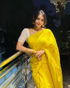 Sapthami Gowda Instagram - 🐝♥️ 

Blouse @kalasthreebytejaswinikranthi 

🧿
