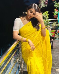 Sapthami Gowda Instagram - 🐝♥️ 

Blouse @kalasthreebytejaswinikranthi 

🧿