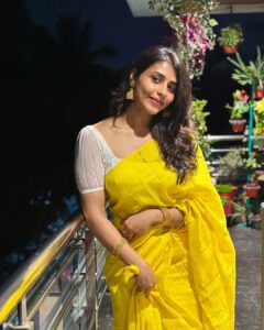 Sapthami Gowda Instagram - 🐝♥️ 

Blouse @kalasthreebytejaswinikranthi 

🧿