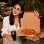 Sara Ali Khan Instagram - Sara ke sare moods ke lie @pizzahut_india 🍕❤️🥰 #betterwithpepsi #ad