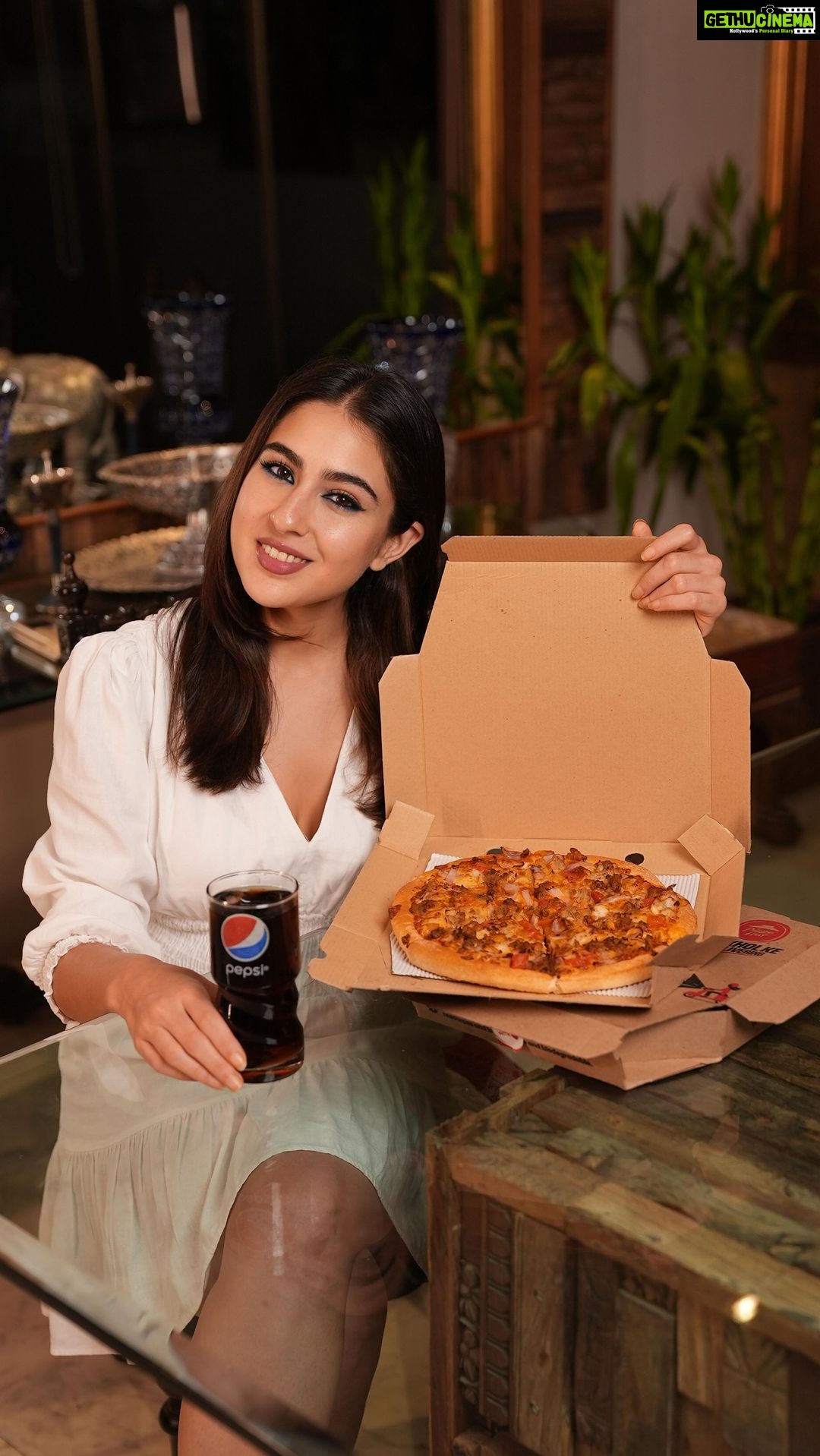 Sara Ali Khan Instagram - Sara ke sare moods ke lie @pizzahut_india 🍕❤️🥰 #betterwithpepsi #ad