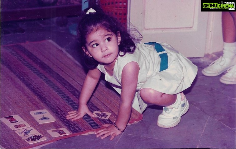 Sara Ali Khan Instagram - Bachpan se Armstrong 💪 Varna lagti main King Kong 🙈